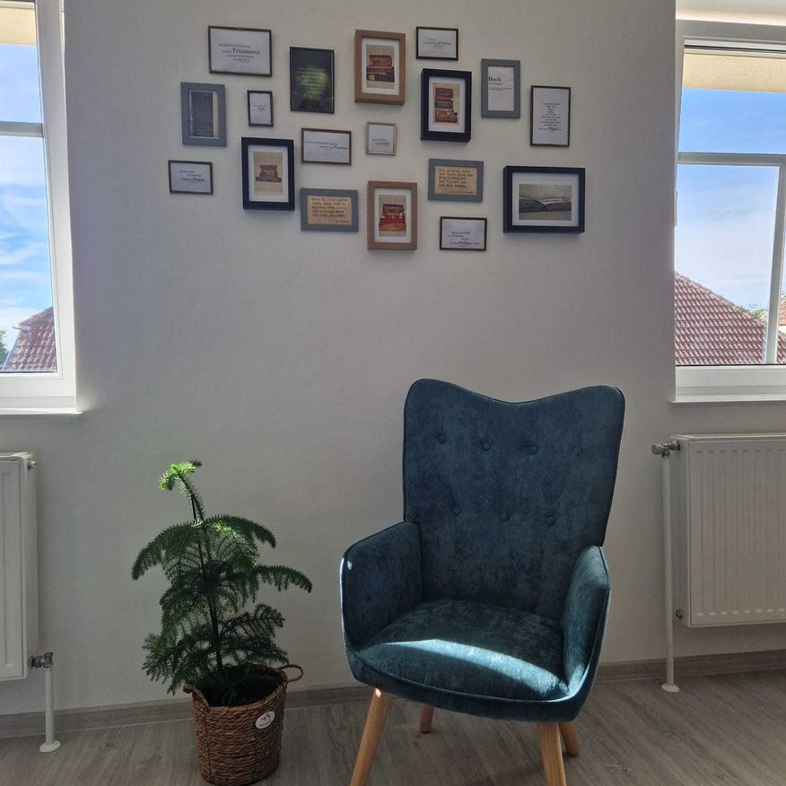 Bild enthält, Furniture, Chair, Indoors, Photo Frame, Plant, Office