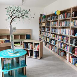 Bild enthält, Furniture, Bookcase, Photo Frame