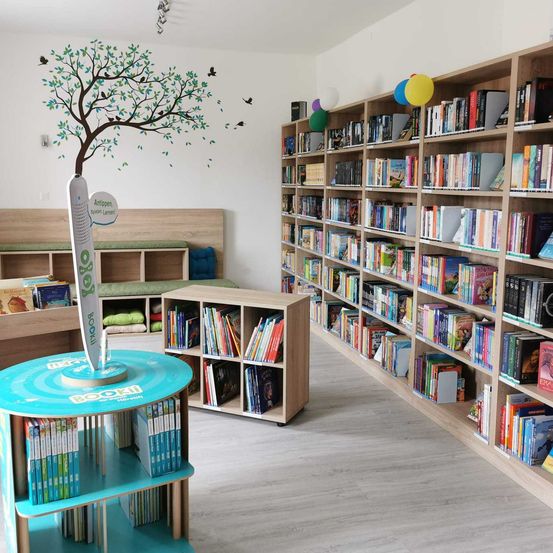 Bild enthält, Furniture, Bookcase, Photo Frame