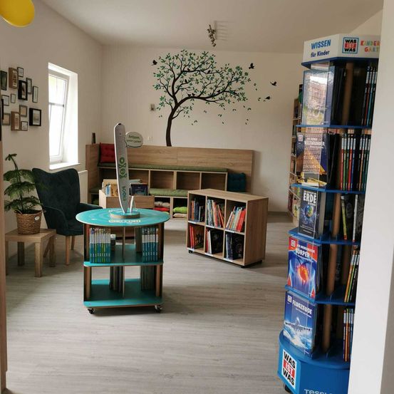 Bild enthält, Furniture, Bookcase, Table, Floor, Balloon, Indoors, Interior Design