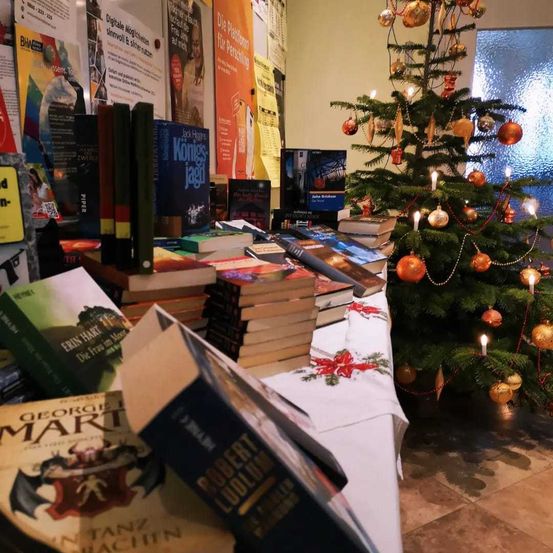 Bild enthält, Book, Publication, Person, Christmas, Christmas Decorations, Festival, Christmas Tree, Candle, Face, Head