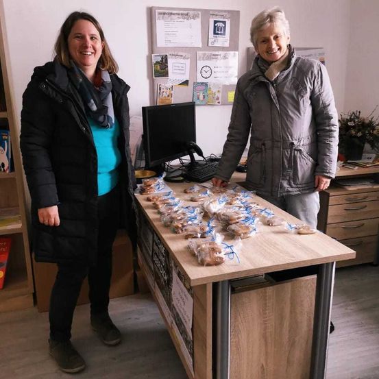 Bild enthält, Table, Coat, Wood, Desk, Plywood, Monitor, Adult, Female, Person, Woman