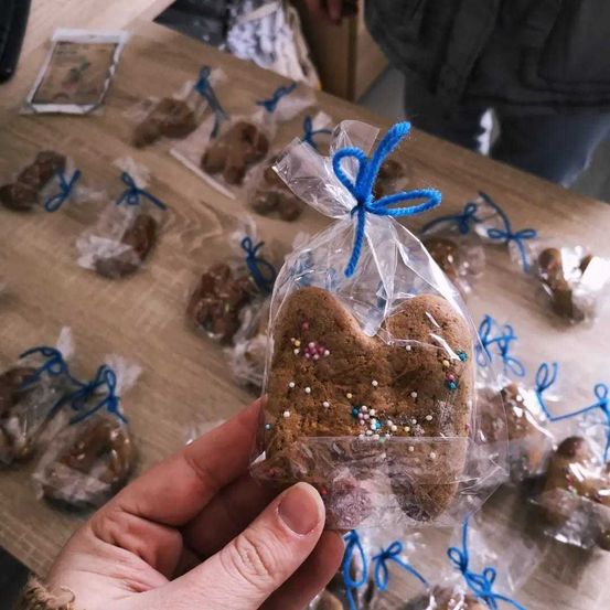 Bild enthält, Food, Sweets, Person, Dog, Pet, Symbol, Tape