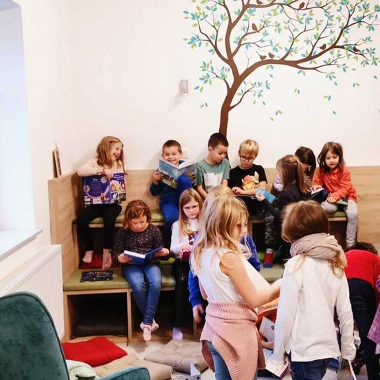 Bild enthält, People, Person, Child, Female, Girl, Pants, Student, Adult, Woman, Face