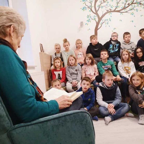 Bild enthält, People, Person, Adult, Female, Woman, Child, Girl, Boy, Male, Baby