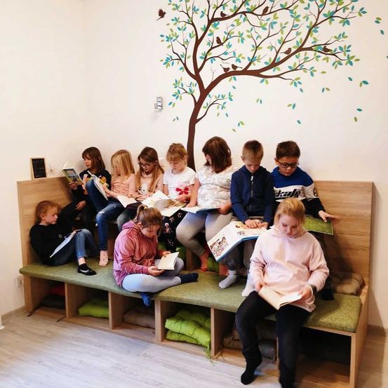 Bild enthält, People, Person, Adult, Female, Woman, Child, Girl, Boy, Male, Bride