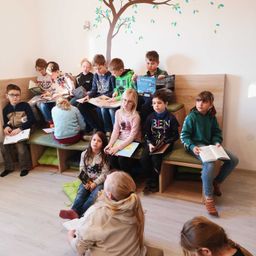 Bild enthält, People, Person, Adult, Female, Woman, Student, Child, Girl, Boy, Male