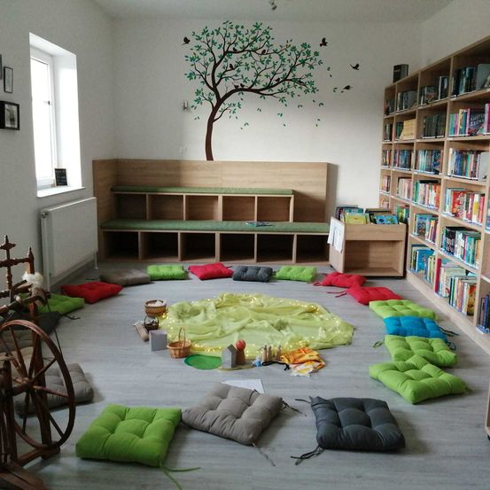 Bild enthält, Furniture, Home Decor, Bookcase, Wheel, Building