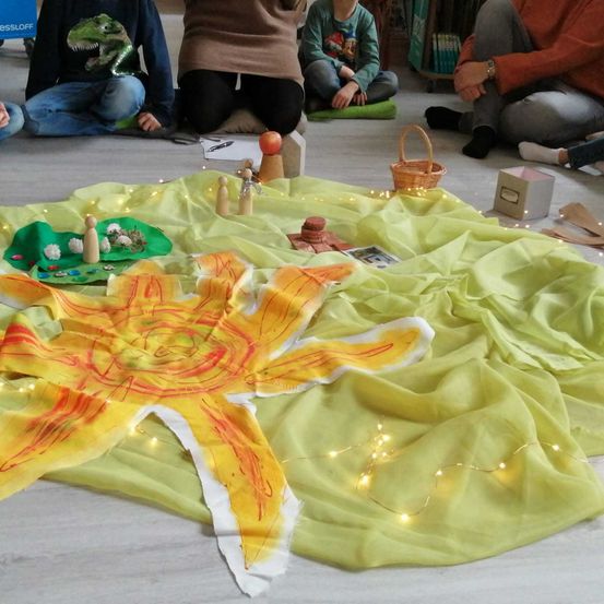 Bild enthält, Boy, Child, Male, Person, Wristwatch, Sock, Face, Jeans