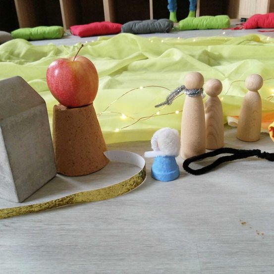 Bild enthält, Person, Apple, Fruit, Plant, Produce, Clothing, Glove