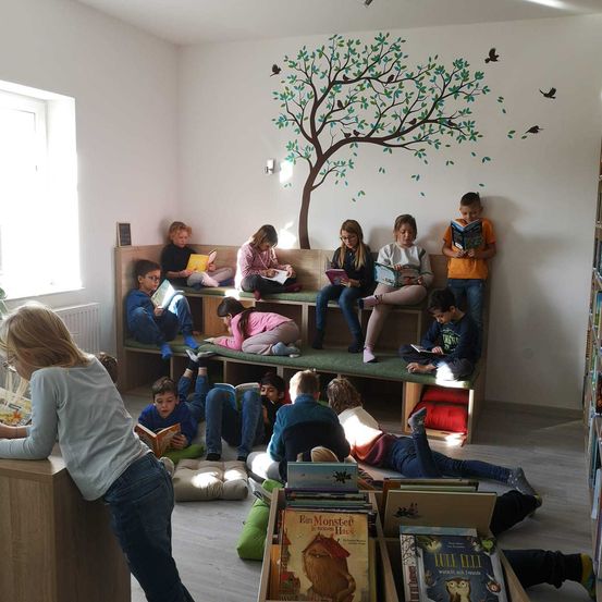 Bild enthält, People, Person, Furniture, Adult, Female, Woman, Indoors, Boy, Child, Male