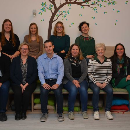 Bild enthält, Groupshot, Person, People, Shoe, Pants, Adult, Female, Woman, Male, Man