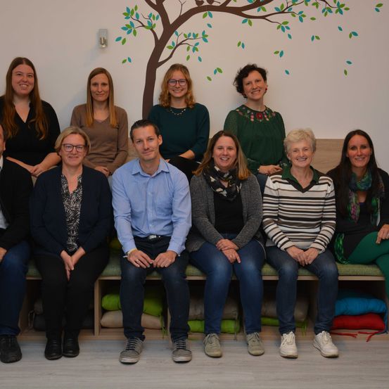 Bild enthält, Groupshot, Person, People, Shoe, Pants, Adult, Female, Woman, Male, Man