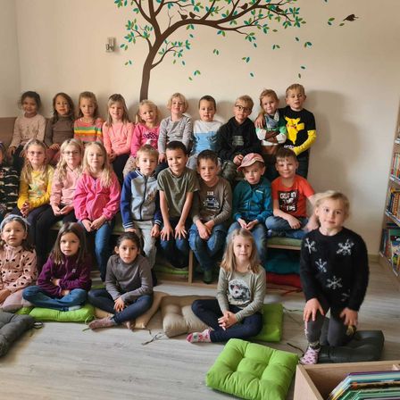 Bild enthält, People, Person, Child, Female, Girl, Groupshot, Boy, Male, Sock, Face