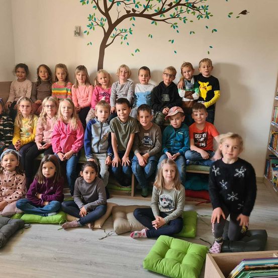 Bild enthält, People, Person, Child, Female, Girl, Groupshot, Boy, Male, Sock, Face