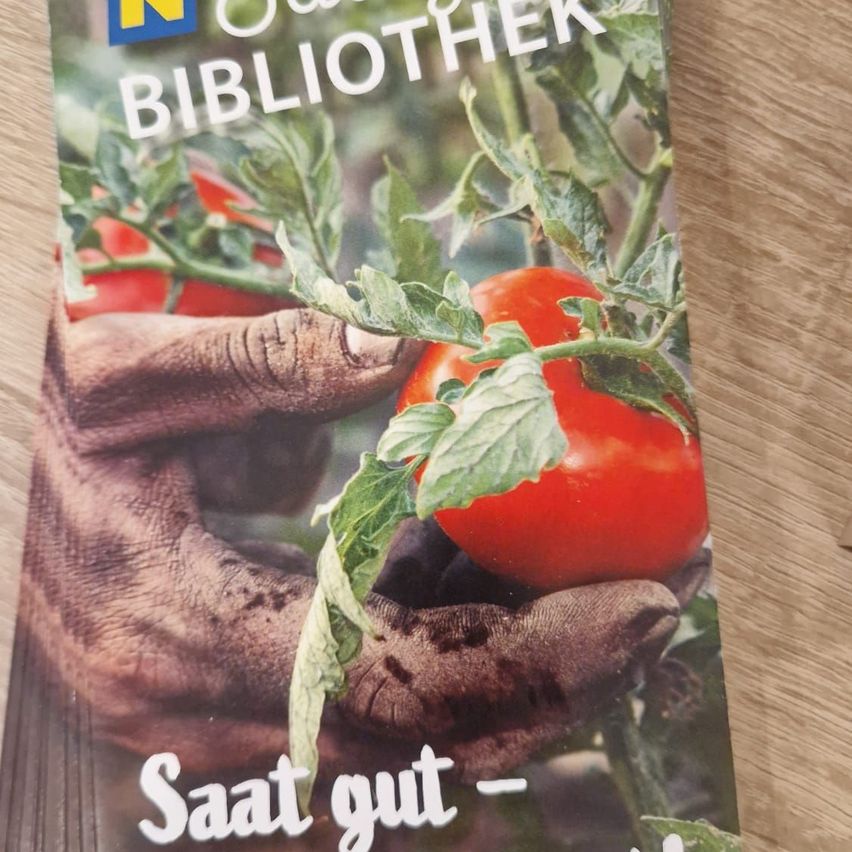 Ein Buchcover mit dem Titel 'Outdoor BIBLIOTHEK' zeigt Hände, die Tomaten halten. Darunter steht 'Saat gut'.
