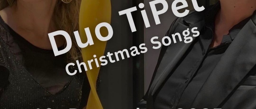 Zwei Frauen stehend, eine hält eine Kerze, mit dem Text Duo TiPet Weihnachtslieder. Datum und Uhrzeit 19. Dezember 2025 um 20:00. Ort Kulturkeller Kalsdorf.