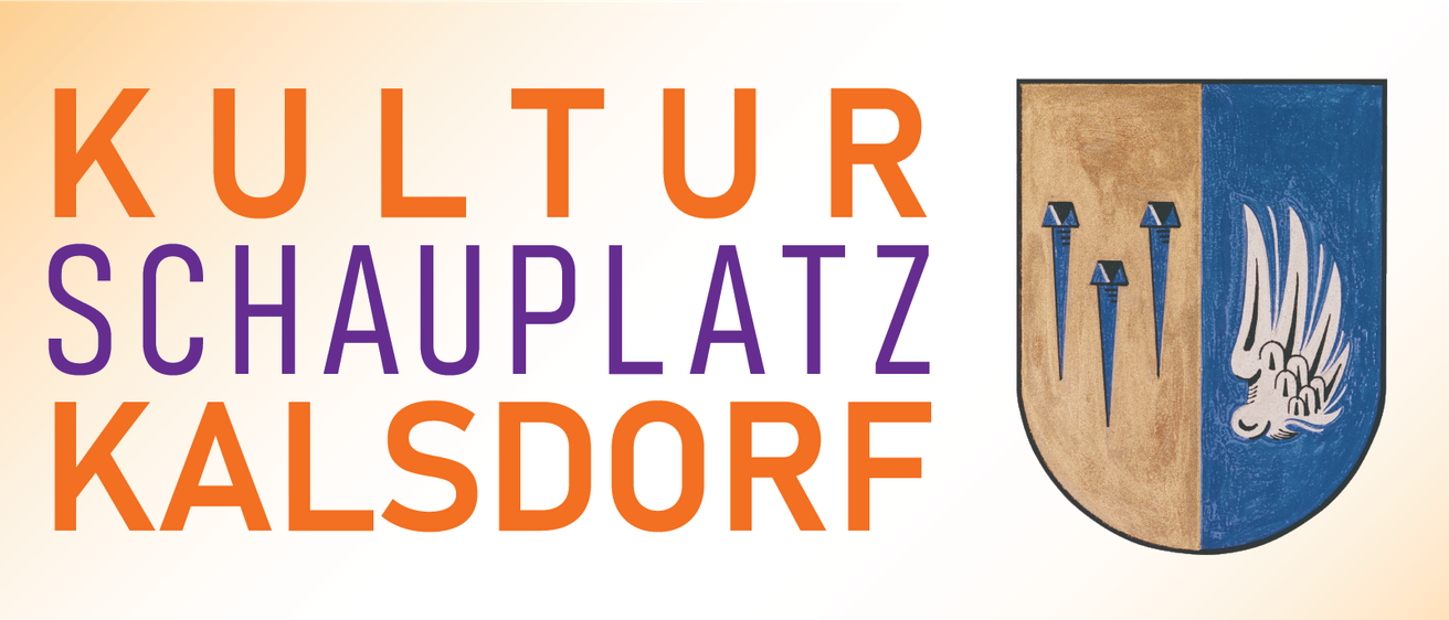 Das Bild zeigt 'Altur Aufplatz Dorf' in fetten orangefarbenen und lila Buchstaben auf weißem Hintergrund. Ein Wappenschild ist rechts vorhanden.