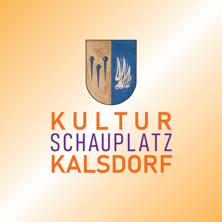 Das Logo für Kultur Schauplatz Kalsdorf mit einem Wappenschild ist auf einem orangefarbenen Hintergrund dargestellt.