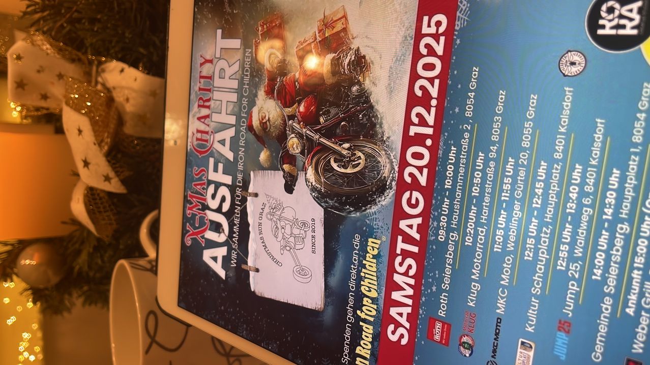 Plakat für eine Veranstaltung am 20. Dezember 2020, auf dem der Weihnachtsmann auf einem Motorrad zu sehen ist. Die Veranstaltung heißt Auffahrt, eine Wohltätigkeitsstraße für Kinder. Das Plakat hat einen roten und blauen Hintergrund.