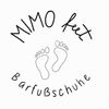 Ein handgezeichnetes Bild zeigt 'MIMO feet Barfusschune' mit zwei Fußabdrücken darunter, was auf eine Marke oder ein Produkt im Zusammenhang mit Barfußschuhen hindeutet.