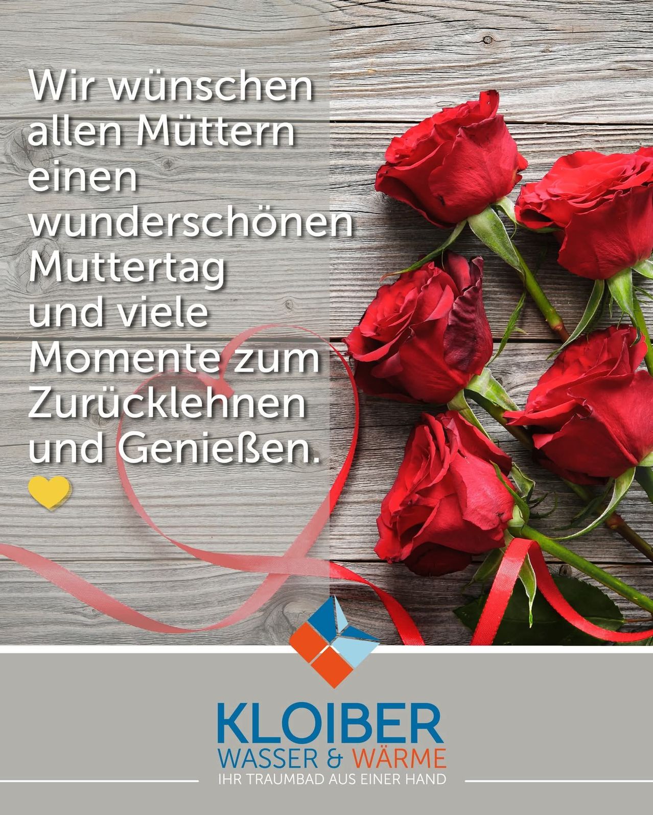 Ein Poster mit roten Rosen und einem Band wünscht allen Müttern einen wundervollen Muttertag und viele Momente der Entspannung und des Genießens. Der Text ist auf Deutsch.