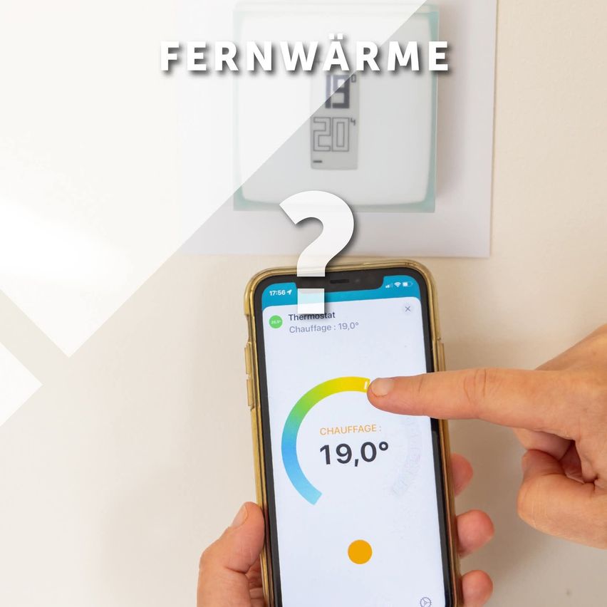 Eine Hand hält ein Smartphone, das eine Thermostat-App mit einer Temperaturanzeige von 19,0°C zeigt. Über dem Telefon steht das Wort 'Fernwärme' und in der Mitte befindet sich ein Fragezeichen.