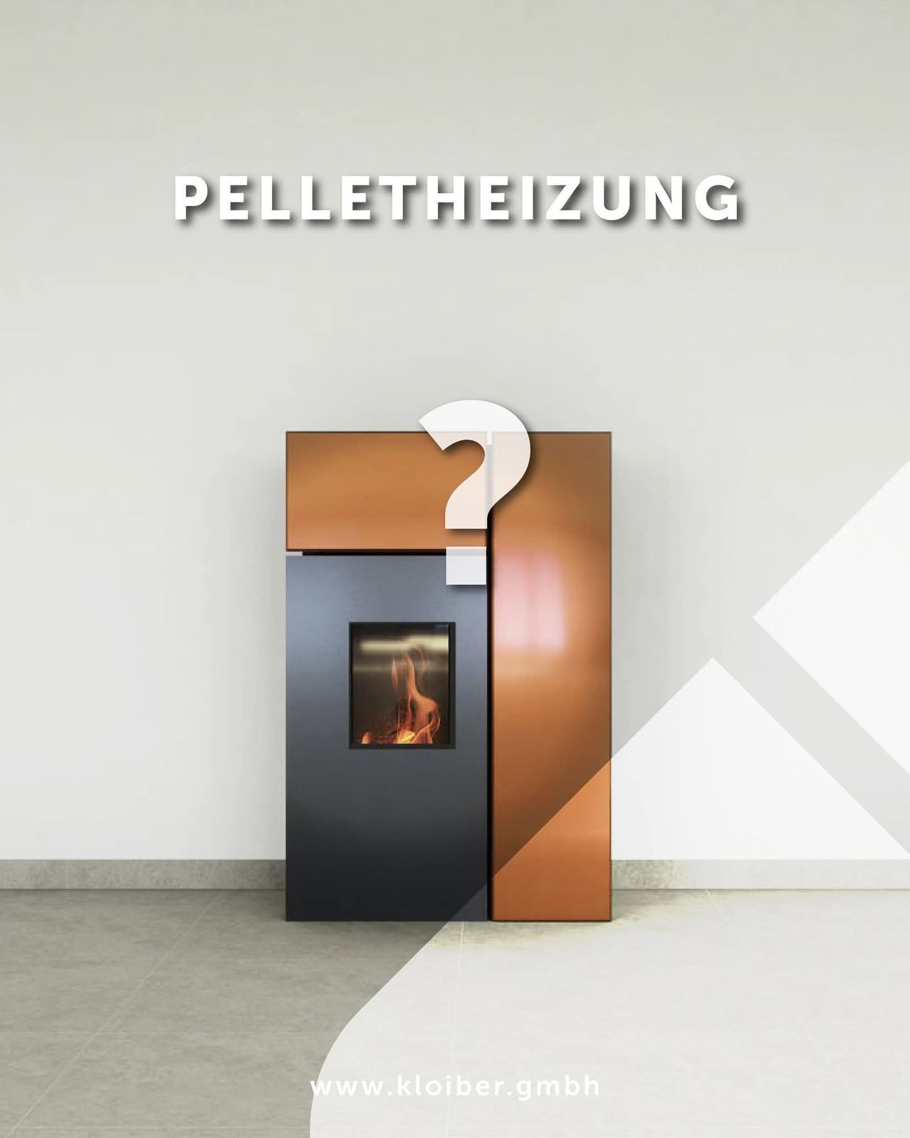 Ein moderner Pelletkamin mit einem leuchtenden Feuer darin, vor einer weißen Wand mit einem Fragezeichen darüber. Der Kamin hat ein schlankes schwarzes und kupferfarbenes Design.
