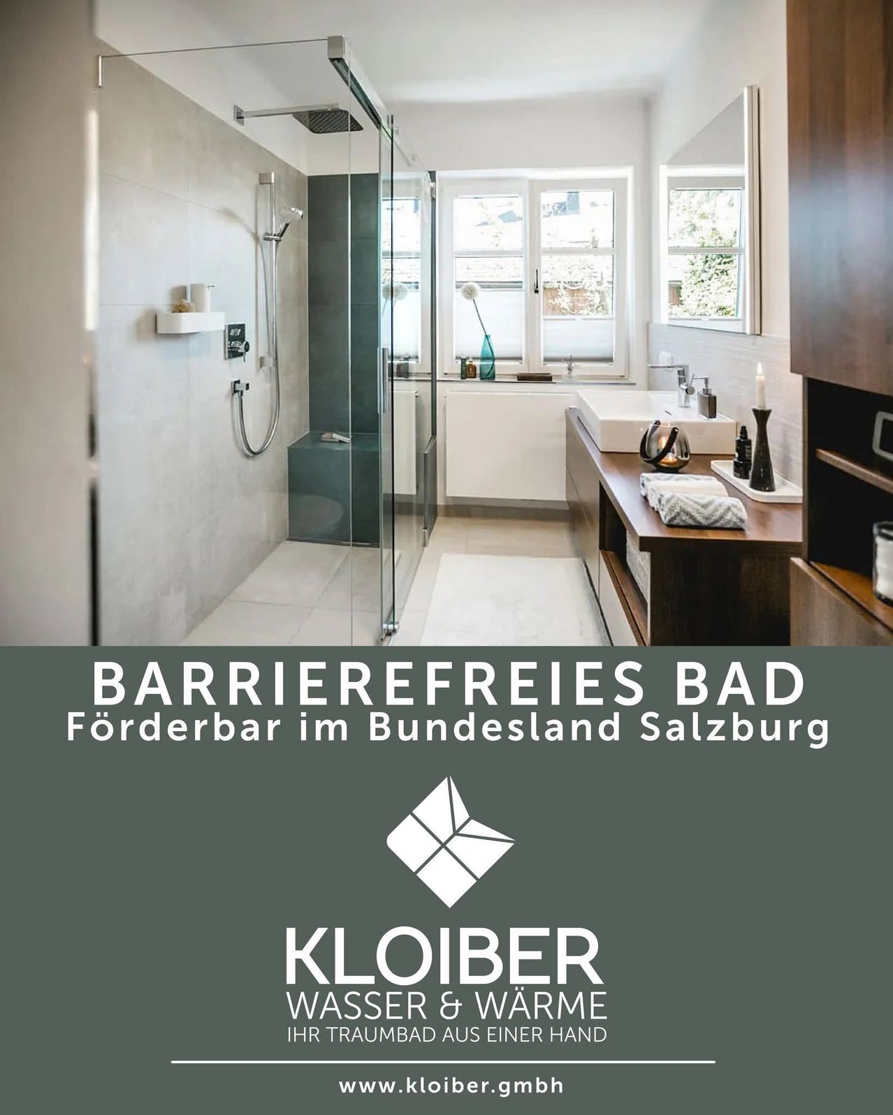 Ein modernes Badezimmer mit einer Glasdusche, weißen Fliesen und einem Holzschrank. Der Raum umfasst ein Waschbecken, einen Spiegel und ein Fenster mit Blick auf Bäume. Das Bild zeigt auch ein Logo für Kloiber Wasser & Wärme.