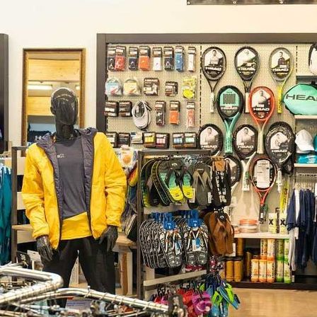 Bild enthält, Coat, Adult, Male, Man, Person, Glove, Jacket, Shop