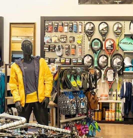 Bild enthält, Coat, Adult, Male, Man, Person, Glove, Jacket, Shop