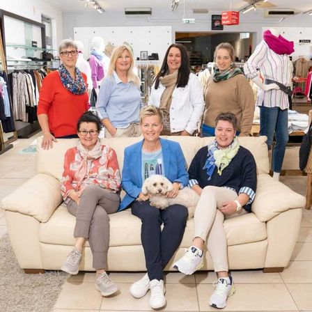 Bild enthält, People, Person, Adult, Female, Woman, Groupshot, Jeans, Face, Furniture, Shop