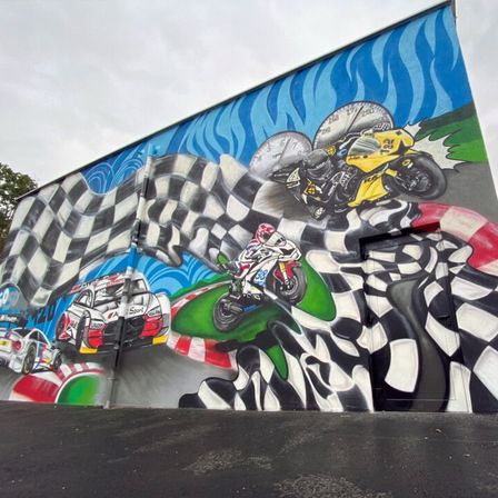 Bild enthält, Car, Transportation, Vehicle, Helmet, Person, Machine, Wheel, Motorcycle