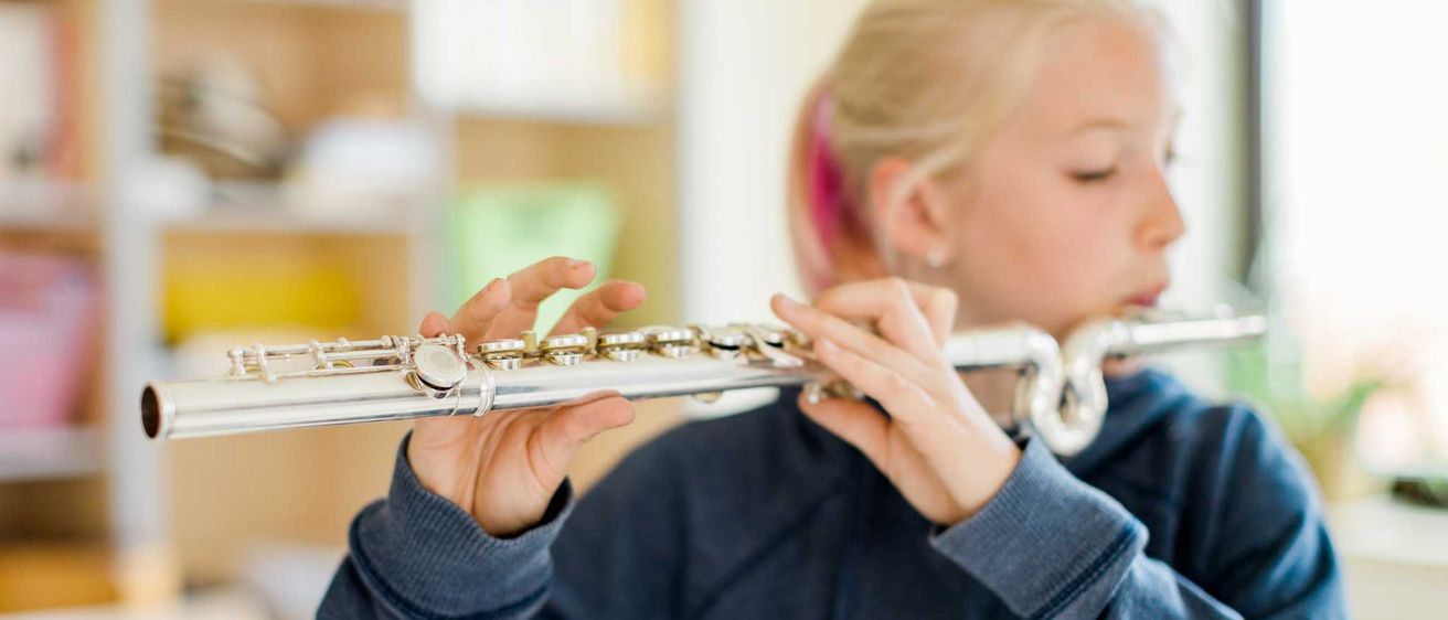 Bild enthält, Musical Instrument, Flute, Child, Female, Girl, Person, Bottle, Cosmetics, Perfume