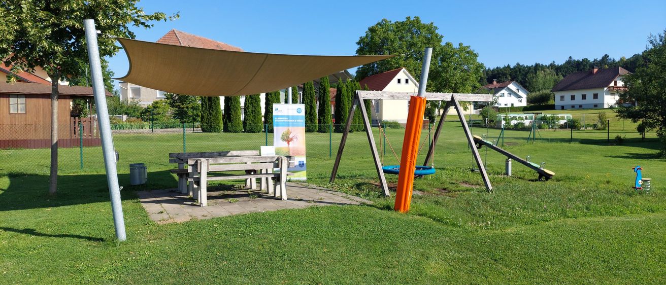 Bild enthält, Grass, Plant, Lawn, Bench, Furniture, Outdoors, Play Area, Outdoor Play Area, Building, Shelter