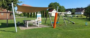 Bild enthält, Grass, Plant, Lawn, Bench, Furniture, Outdoors, Play Area, Outdoor Play Area, Building, Shelter