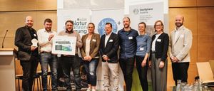 Bild enthält, Groupshot, Person, People, Adult, Male, Man, Jeans, Shoe, Suit, Coat