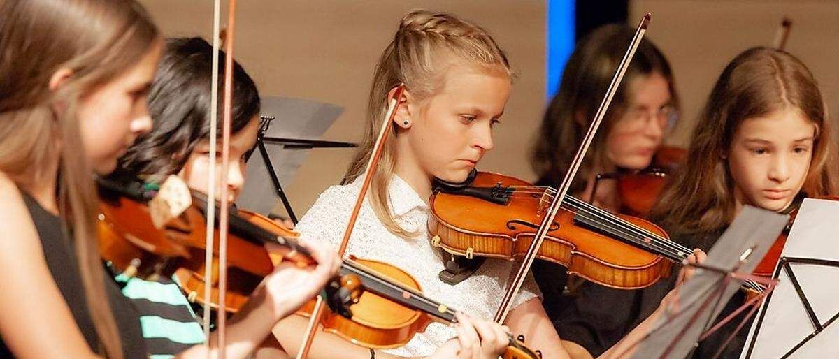 Bild enthält, Person, Musical Instrument, Violin, Face, Music, Musician, Performer, Indoors, Child, Girl