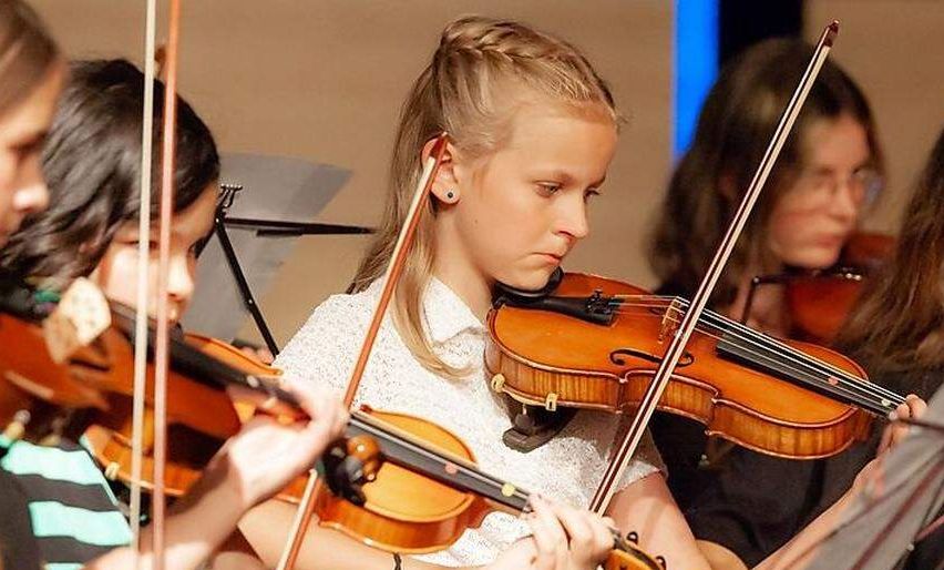 Bild enthält, Person, Musical Instrument, Violin, Face, Music, Musician, Performer, Indoors, Child, Girl