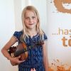 Bild enthält, Child, Female, Girl, Person, Blonde, Performer, Musical Instrument, Violin, Music, Musician