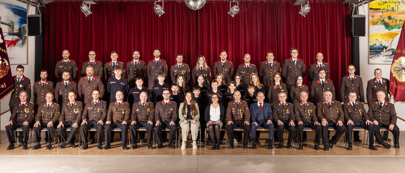 Bild enthält, People, Person, Groupshot, Adult, Male, Man, Group Performance, Formal Wear, Suit, Classroom