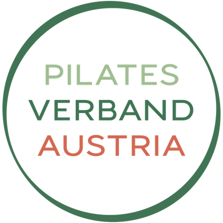 Das kreisförmige Logo für Pilates Verband Austria, mit weißem Text auf schwarzem Hintergrund und grünem Rand.