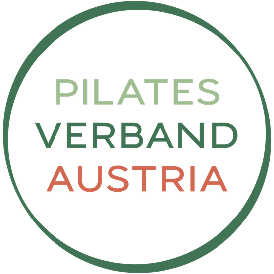 Das kreisförmige Logo für Pilates Verband Austria, mit weißem Text auf schwarzem Hintergrund und grünem Rand.