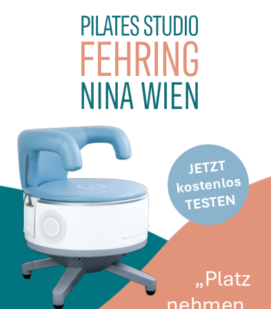 Ein Werbeplakat für das Pilates-Studio Fehringer Nina in Wien. Es zeigt einen blau-weißen Übungsstuhl mit einem weißen Schwanenlogo und der Text lädt ein, 'Platz nehmen, bitte!' und bietet einen kostenlosen Test an. Der Stuhl steht auf einem türkis-orangefarbenen Hintergrund.