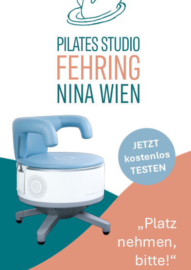 Ein Werbeplakat für das Pilates-Studio Fehringer Nina in Wien. Es zeigt einen blau-weißen Übungsstuhl mit einem weißen Schwanenlogo und der Text lädt ein, 'Platz nehmen, bitte!' und bietet einen kostenlosen Test an. Der Stuhl steht auf einem türkis-orangefarbenen Hintergrund.