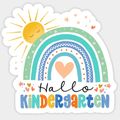 Ein Aufkleber zeigt einen farbenfrohen Regenbogen mit einem Herz in der Mitte, begleitet von einer lächelnden Sonne und Sternen, und die Worte 'Hallo Kindergarten' in bunten Buchstaben.
