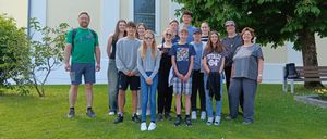 Bild enthält, Grass, Park, Pants, People, Photography, Portrait, Shoe, Tree, Bench, Backyard
