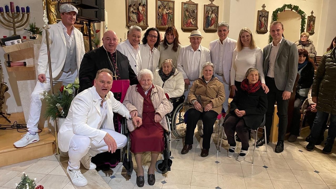 Bild enthält, Adult, Female, Person, Woman, Groupshot, People, Male, Man, Coat, Hanukkah Menorah