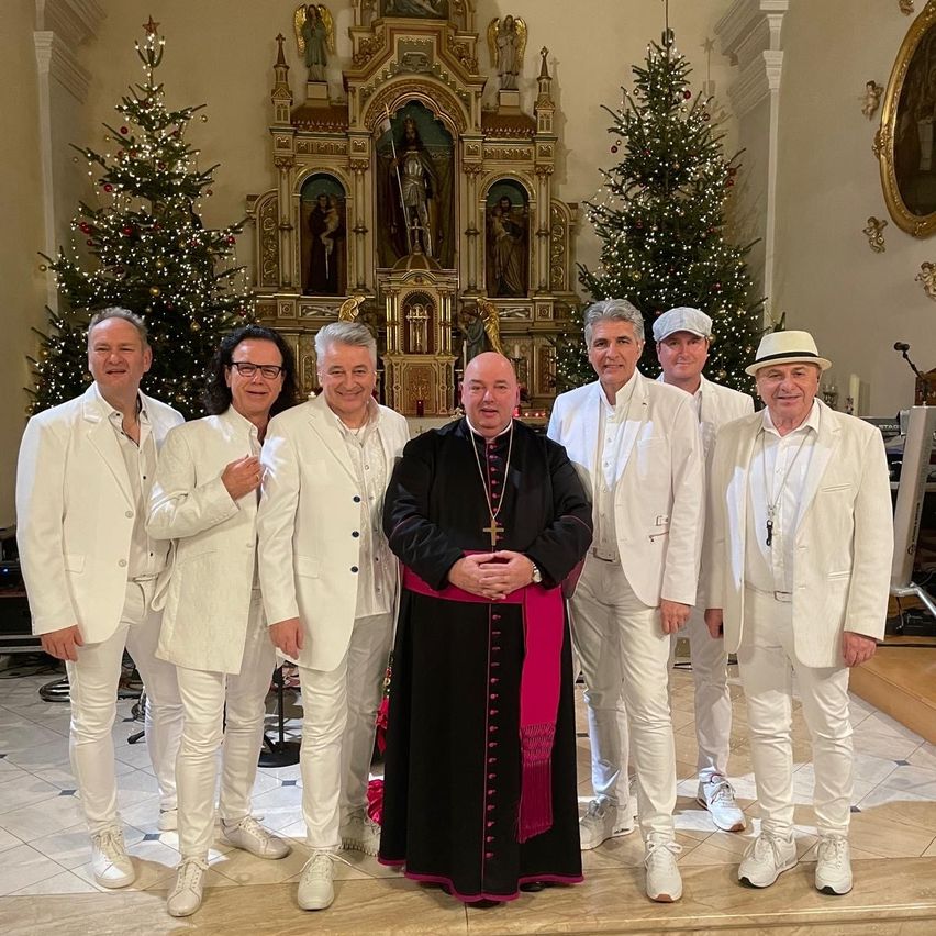 Bild enthält, Clothing, Pants, Coat, Face, Head, Person