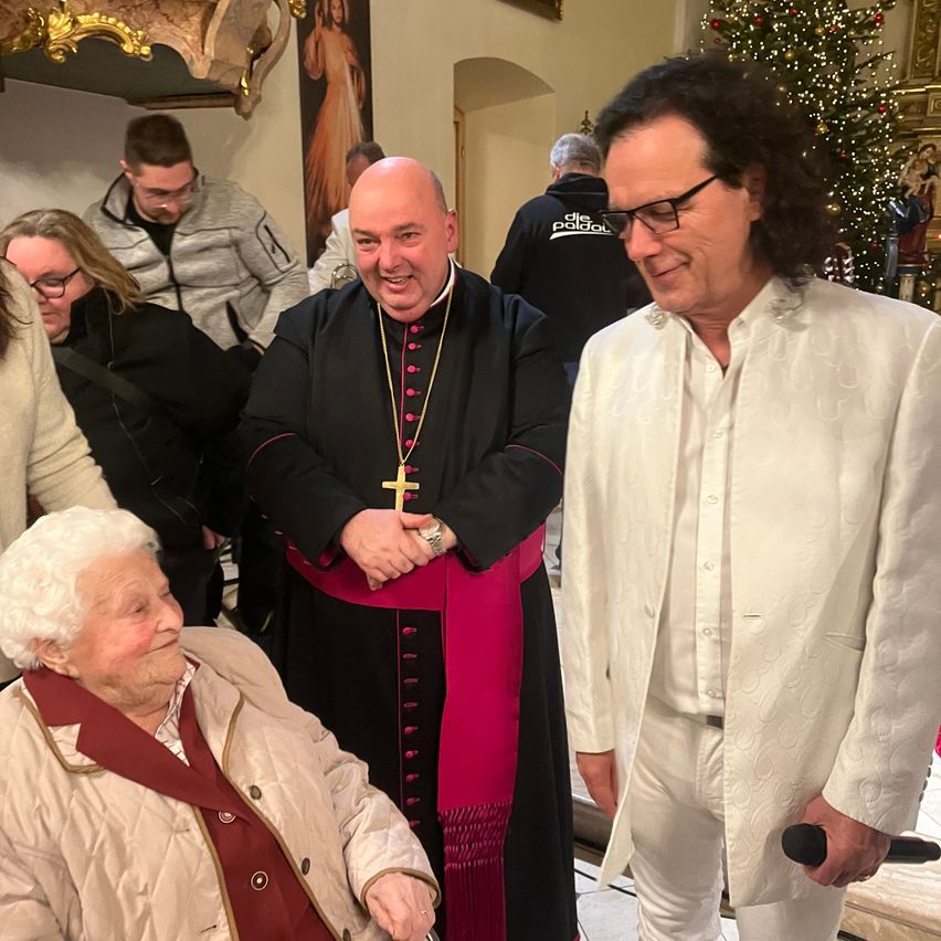 Bild enthält, Adult, Male, Man, Person, Female, Woman, Coat, Face, Head, Glasses